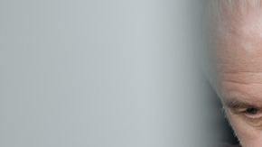 Hombre mayor con botella de alcohol