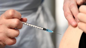 Hombre utiliza falso brazo de silicona para tratar de obtener un certificado de vacunación
