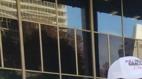 Un grupo de activistas pro inmigrantes se reunieron el miércoles para abogar por las personas sin documentos. (Suministrada)