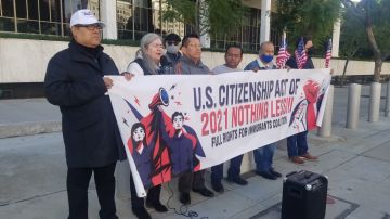 Un grupo de activistas pro inmigrantes se reunieron el miércoles para abogar por las personas sin documentos. (Suministrada)