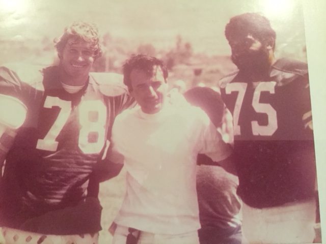 Von Rossum junto a Bob Lilly y Jethro Pugh, leyendas de los Cowboys. /Cortesía Fernando Von Rossum