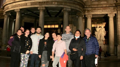 Triston Martínez y sus amigos frente al Palacio de Bellas Artes en la CDMX.