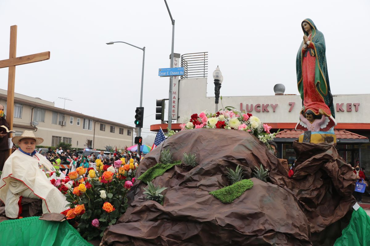 El anda de la Virgen de Guadalupe estuvo rodeada de flores, carrozas y rezos en el evento que se llevó a cabo en el Este de Los Ángeles. / fotos: Jorge Luis Macías. 