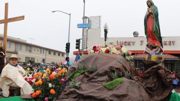 El anda de la Virgen de Guadalupe estuvo rodeada de flores, carrozas y rezos en el evento que se llevó a cabo en el Este de Los Ángeles. / fotos: Jorge Luis Macías.