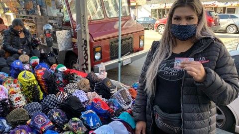 Flor Marroquín, una inmigrante salvadoreña, víctima de robo, recibe su Visa U. (Araceli Martínez/La Opinión)