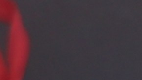 Los hermanitos Ismael y Ethaniel Granados intentan abrir sus regalos.