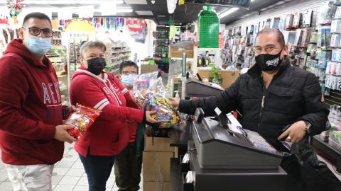 Faustino Cruz es encargado del negocio llamado DTLA Sweets.