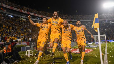 Thauvin, Gignac, González y Aquino celebran el primer gol de Tigres en el minuto 90.