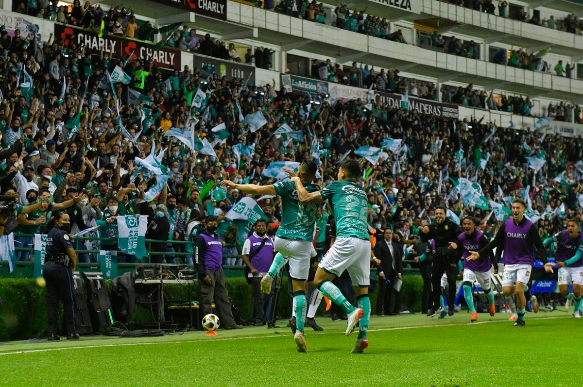 El conjunto esmeralda abrió el marcador con un gol de Ángel Mena. 