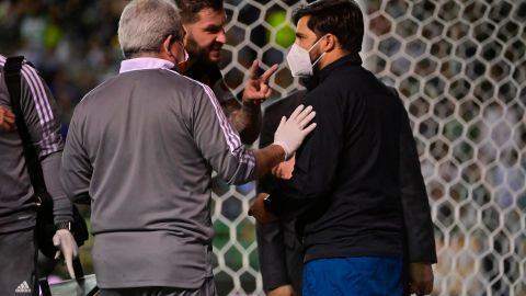 Gicnac se encara con el médico de conmociones del partido León - Tigres.