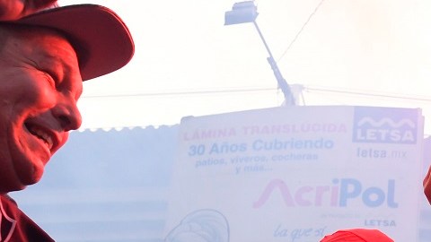 Un grupo de aficionados del Atlas tuvieron que ser desalojados del estadio por la policía.