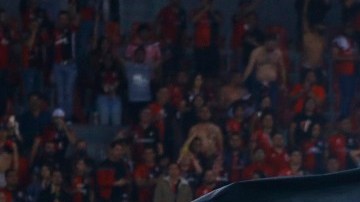 Los jugadores de Atlas celebraron en la cancha con una bandera gigante.