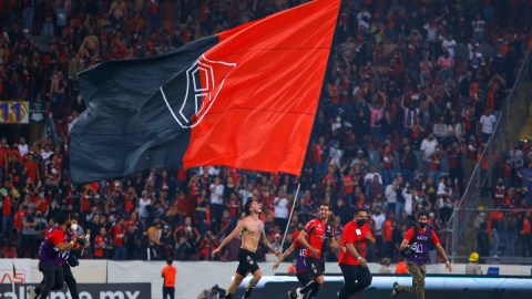 Los jugadores de Atlas celebraron en la cancha con una bandera gigante.