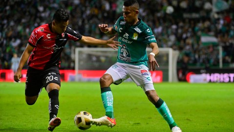 Ían Jairo Torres (i) de Atlas disputa un balón con William Tesillo (d) de Club León en la ida de la final de la Liga MX Apertura 212-22.