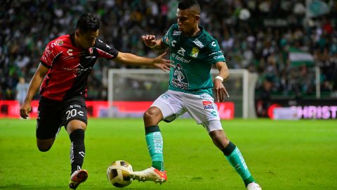 Ían Jairo Torres (i) de Atlas disputa un balón con William Tesillo (d) de Club León en la ida de la final de la Liga MX Apertura 212-22.