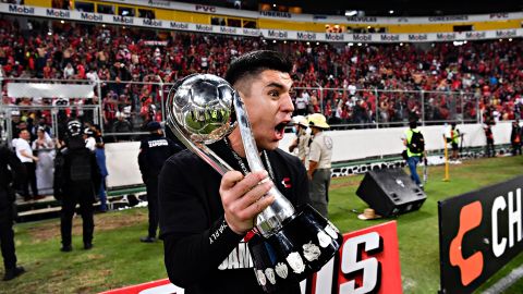 Jesús Ángulo festeja el título del Torneo Clausura con el Atlas.