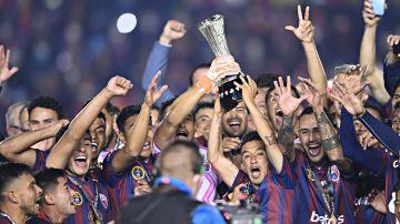 Los jugadores del Atlante levantan el trofeo de campeones del Apertura 2021.