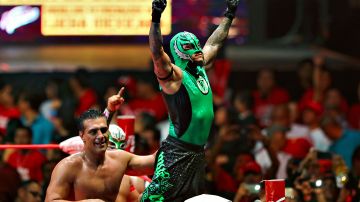 El reconocido luchador mexicano, Rey Misterio, es fanático del fútbol.