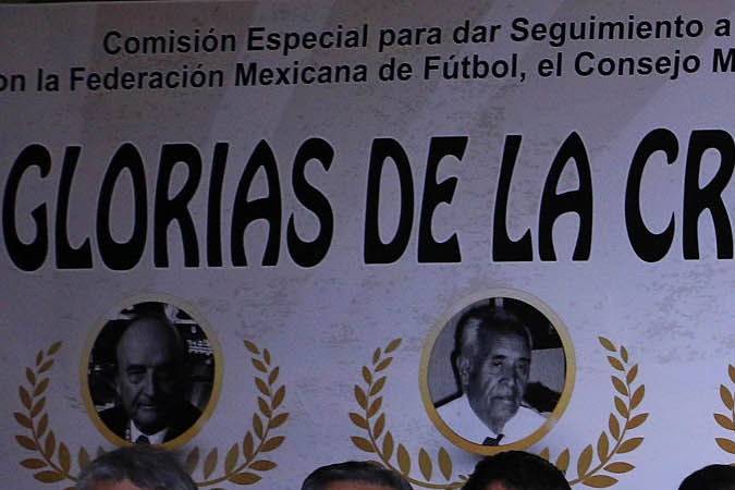 Junto a otras leyendas de la crónica en una entrega de premios del Senado de México. /Imago7 