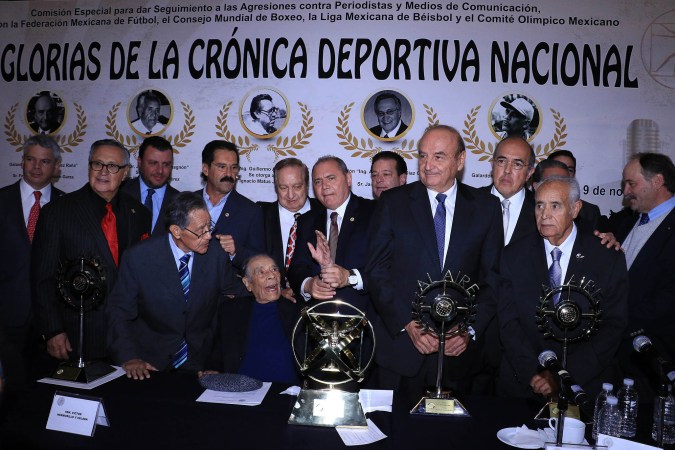Junto a otras leyendas de la crónica en una entrega de premios del Senado de México. /Imago7
