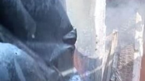 Incendio deja al descubierto narcolaboratorio en edificio de departamentos con familias.