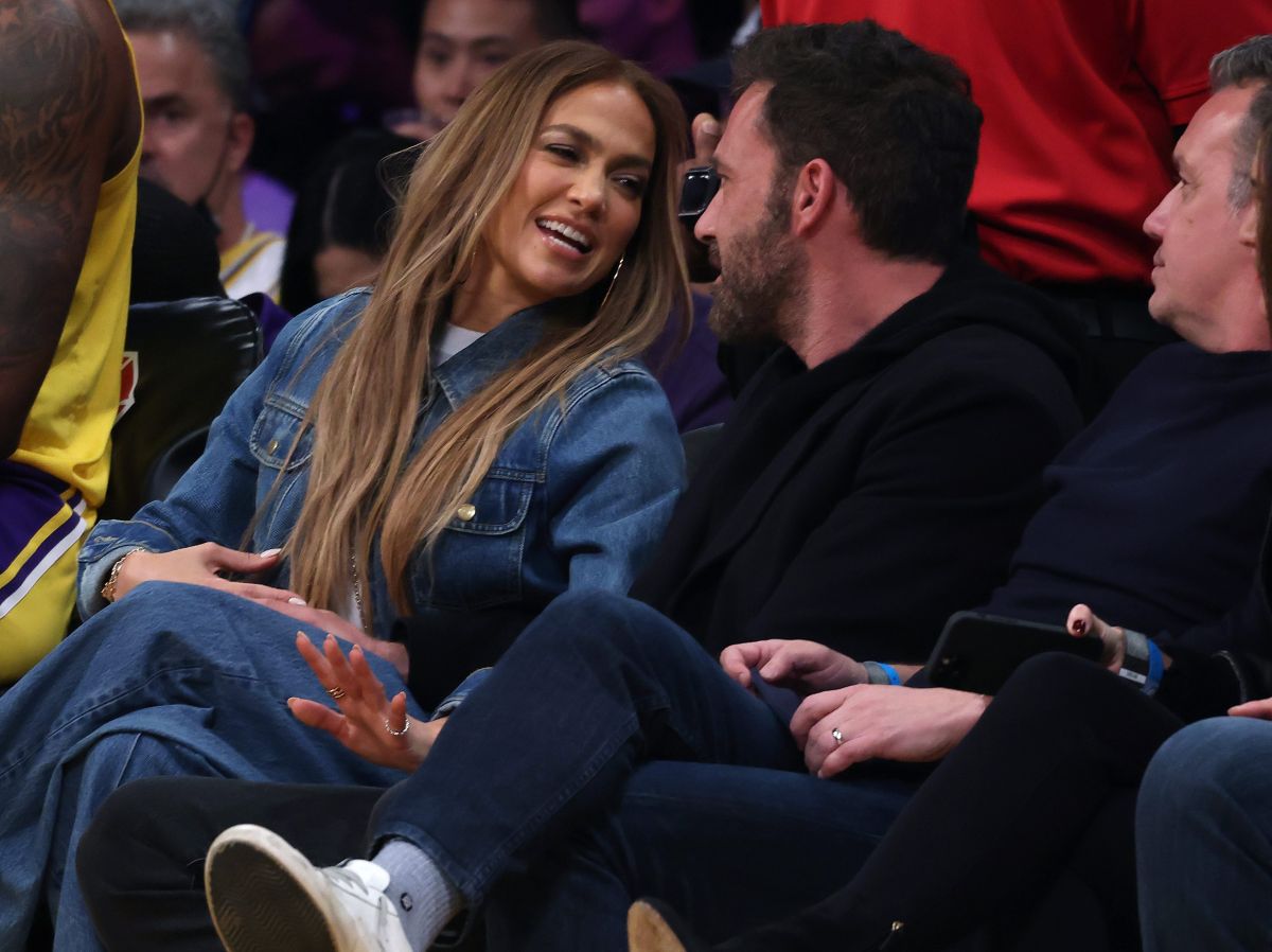 Ben Affleck did not take his hands off Jennifer Lopez in the game Los Angeles Lakers Vs. Boston Celtics