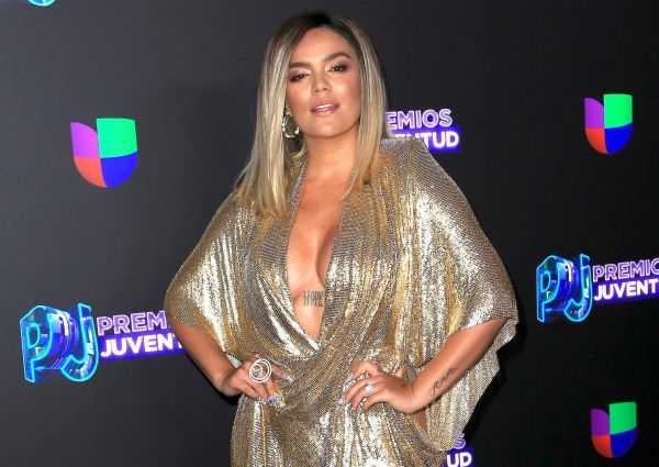 Karol G Mostró Casi Todos Sus Senos Y Mandó A Sus Fans A “prender El Velón” La Opinión