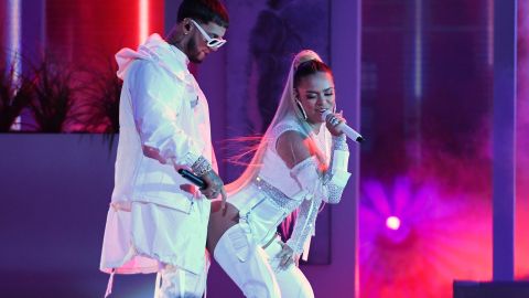 Karol G invitó a Feid y no a Anuel AA a cantar y bailar con ella.