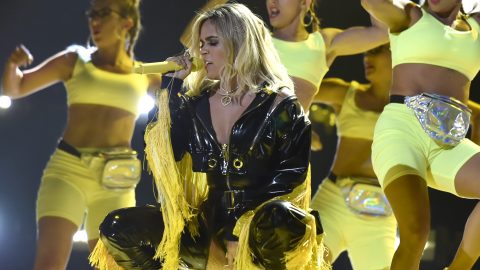 Karol G estuvo de perreo intenso con sus bailarinas y hasta tomó un trago del busto de una de ellas