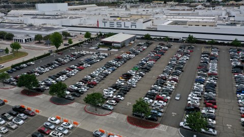 Latino sospechoso de esperar y asesinar a compañero laboral en estacionamiento de la fábrica de Tesla