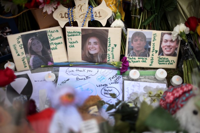 Los padres de Ethan Crumbley, Jennifer y James, acusados de homicidio involuntario después de que su hijo matara a 4 en la escuela