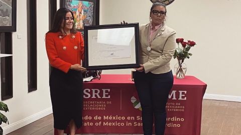 La organizadora Luz Gallegos recibe el premio  Ohtli de manos de la cónsul de México en San Bernardino, Itzel de León. (Cortesía)