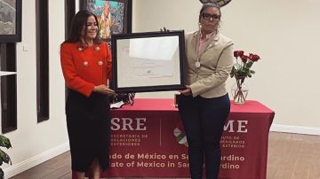 La organizadora Luz Gallegos recibe el premio  Ohtli de manos de la cónsul de México en San Bernardino, Itzel de León. (Cortesía)