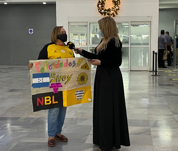 La madre de Sirey esperándola en el aeropuerto