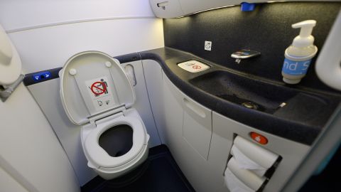 Maestra de Chicago se pone en cuarentena en el baño del avión durante 4 horas después de dar positivo por COVID-19