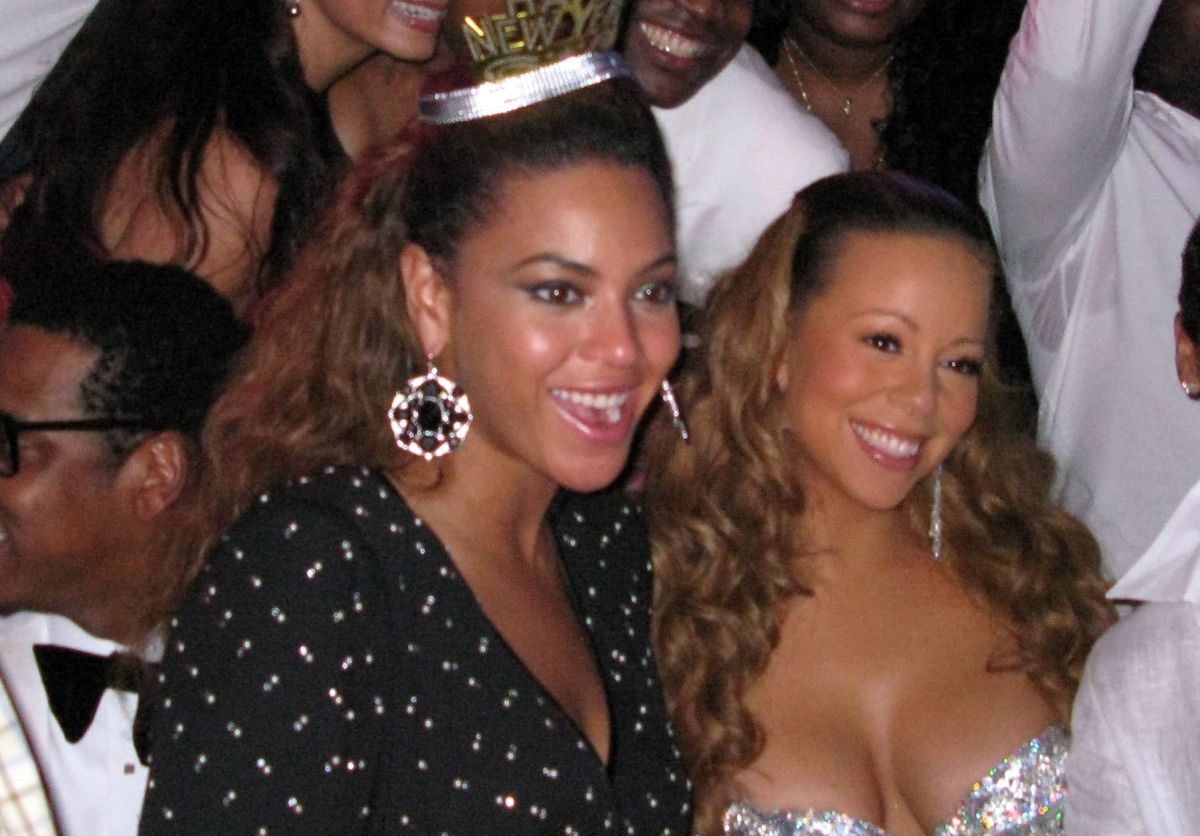 Mariah Carey lanza flores a Beyoncé.
