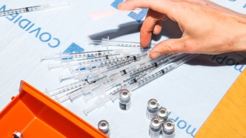 Mayoría de casos de Ómicron son ‘leves’ y las vacunas existentes deberían proporcionar alta protección