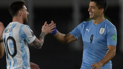 Luis Súarez y Lionel Messi en un partido de eliminatorias sudamericana.