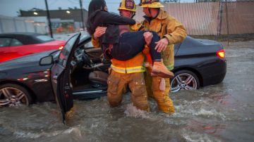 Miles de californianos obligados a evacuar sus hogares ante las inundaciones provocadas por una fuerte tormenta
