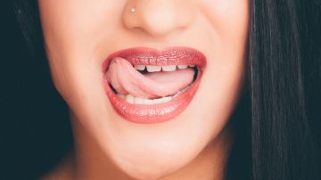 Mujer tiene lengua de dos colores, ya que la mitad es un trasplante de su muslo