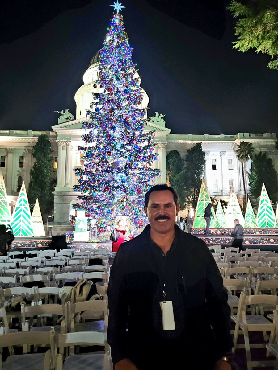 Inmigrante mexicano instala el árbol de Navidad del Capitolio de California  - La Opinión