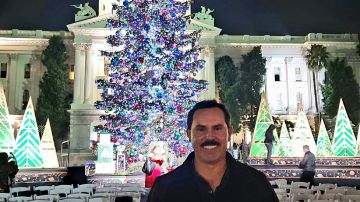 Bonifacio Sánchez, el mexicano que instala y decora el árbol navideño del Capitolio de California. (Cortesía)