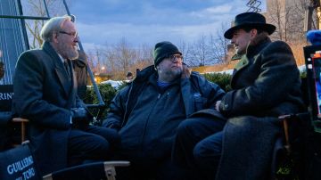 Richard Jenkins, Guillermo del Toro y Bradley Cooper durante el rodaje de Nightmare Alley.