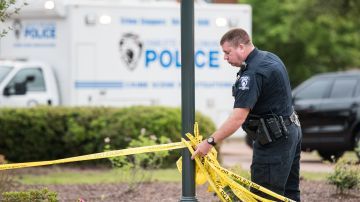 Oficial de policía de Carolina del Norte dispara por accidente a su hijo adolescente en la cabeza