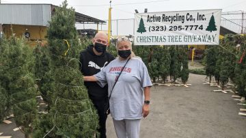 Familias llegaron a Active Recycling Inc. a recoger su arbolito de navidad gratis. (Jacqueline García/La Opinión)