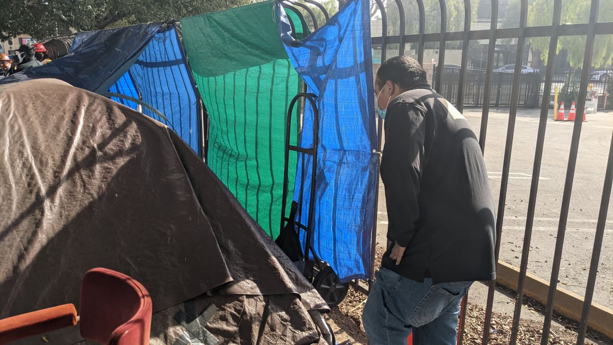 Authorities promise to remove the homeless from Placita Olvera