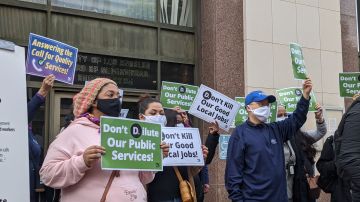 Trabajadores del 211 piden que no privaticen el servicio. (Jacqueline Garcia/La Opinión)
