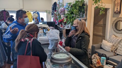 Los clientes de Lupe's Thrift Store disfrutan los bajos precios. (Jacqueline García/La Opinión)