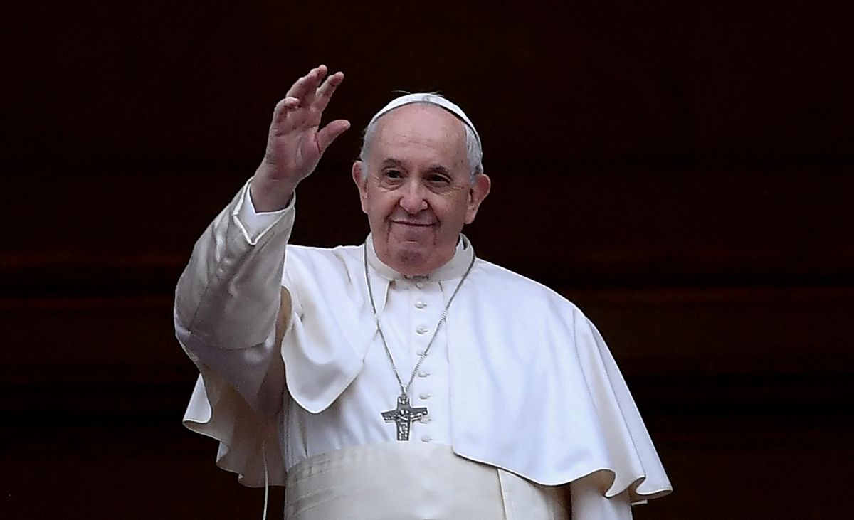 El Papa Francisco saluda a los fieles reunidos tras su bendición Urbi et Orbi de Navidad en la Plaza de San Pedro del Vaticano el 25 de diciembre de 2021. 
