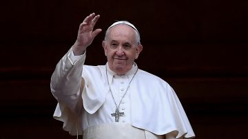 El Papa Francisco saluda a los fieles reunidos tras su bendición Urbi et Orbi de Navidad en la Plaza de San Pedro del Vaticano el 25 de diciembre de 2021.